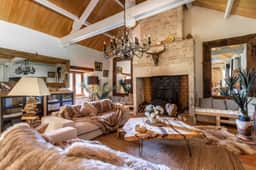 https://media.rightmove.co.uk/property-photo/640ed8587/92208597/640ed8587ddfdc85a9d0b6c0e700a553.jpeg