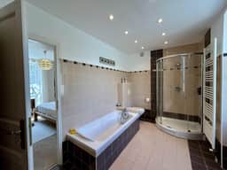 https://media.rightmove.co.uk/property-photo/705546cfd/92106366/705546cfd66c9b6c03c73d33230a9d4e.jpeg
