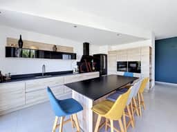https://media.rightmove.co.uk/property-photo/706493d48/91573776/706493d4806edcb3f81f1eff93fc30de.jpeg