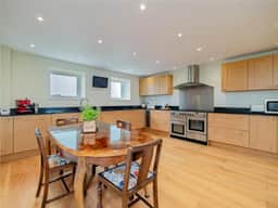 https://media.rightmove.co.uk/property-photo/73b0d153f/150279311/73b0d153f6c0d120e0283bc10347399e.jpeg