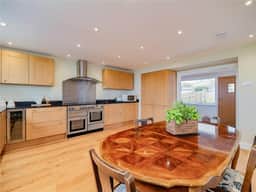 https://media.rightmove.co.uk/property-photo/752920690/150279311/752920690a0a33edf40be2b0c0808dc5.jpeg
