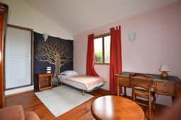 https://media.rightmove.co.uk/property-photo/851be7d30/94381221/851be7d3032f52ed176bafb039851826.jpeg