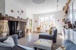 https://media.rightmove.co.uk/property-photo/91ea49b64/92213139/91ea49b64eaa78521e8f431416966426.jpeg