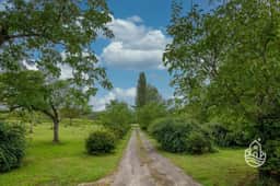 https://media.rightmove.co.uk/property-photo/9612881c1/175047887/9612881c12ef25dfc4f60270967146bf.jpeg