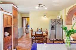 https://media.rightmove.co.uk/property-photo/b2c3a0591/93681261/b2c3a05917f560fe71bb3ceec0373bdc.jpeg