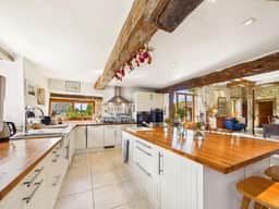 https://media.rightmove.co.uk/property-photo/dd75c024f/89663235/dd75c024f21b7c124947730e4a493a42.jpeg