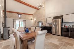 https://media.rightmove.co.uk/property-photo/e4c0f2ab8/92184354/e4c0f2ab86aaa82f63d336750817132f.jpeg