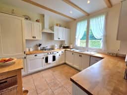 https://media.rightmove.co.uk/property-photo/ee0b82576/89663223/ee0b8257627e2314e50e3abf6c290529.jpeg
