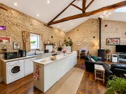 https://media.rightmove.co.uk/property-photo/eec541647/91777074/eec541647a4a0af9ad3155186a6d3bda.jpeg