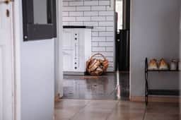https://storage.googleapis.com/homestra-images/property-image-2eb04b49-392c-46d4-a754-4f8541ce3955-1761395702.jpg