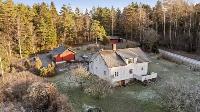 Exterior view of the villa and garden