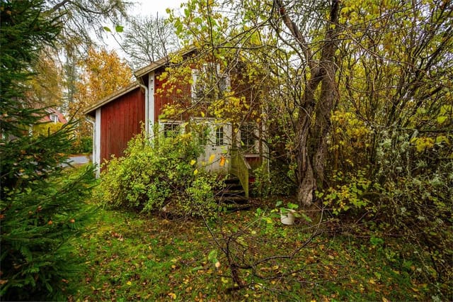 Front view of the cottage and lot