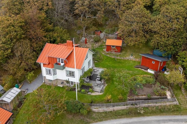 Front view of the villa on Hamburgö Hasselbacken 2