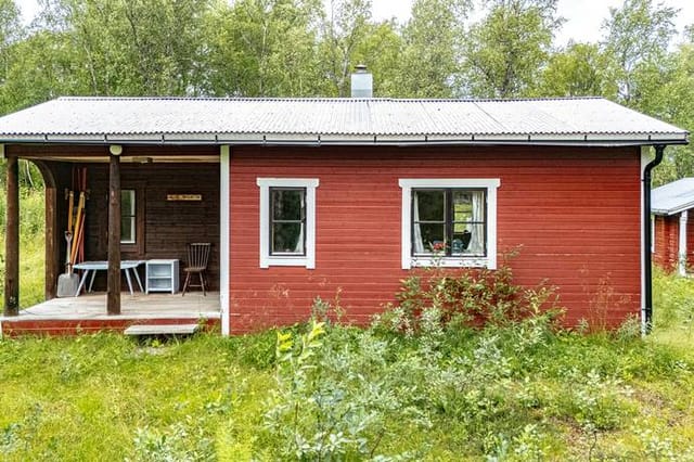 Exterior view of the cabin and lot