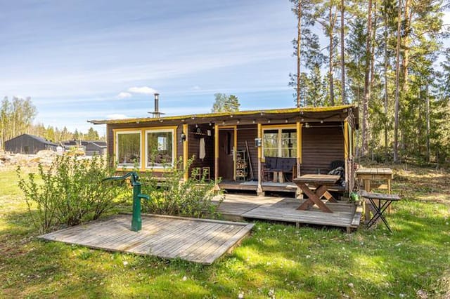 Exterior view of the cottage and plot
