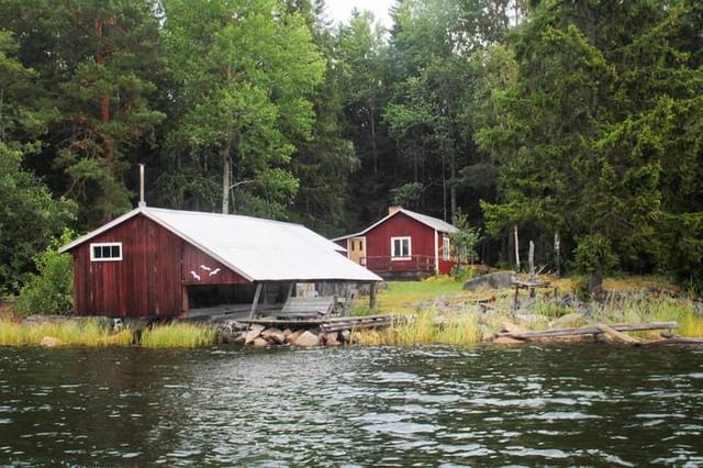 Exterior view of the holiday home and waterfront