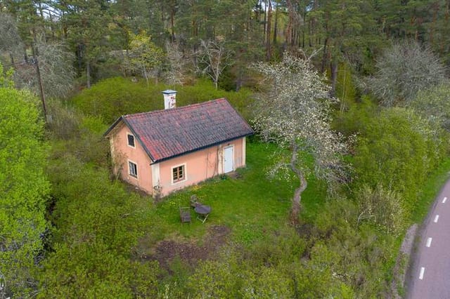 Exterior view of the cottage and garden