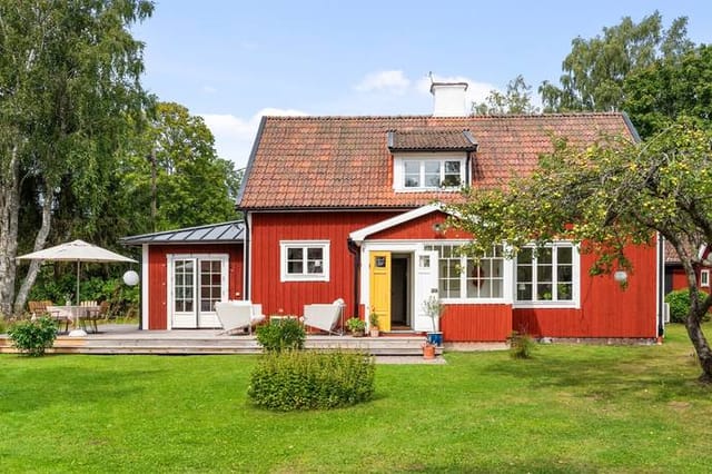 Front view of the house and garden