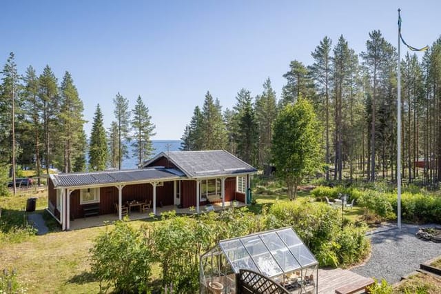 Front view of the summer cottage