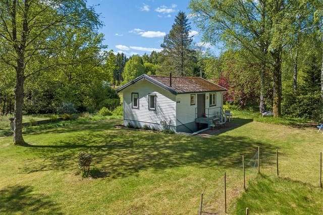 Exterior view of the holiday home and garden