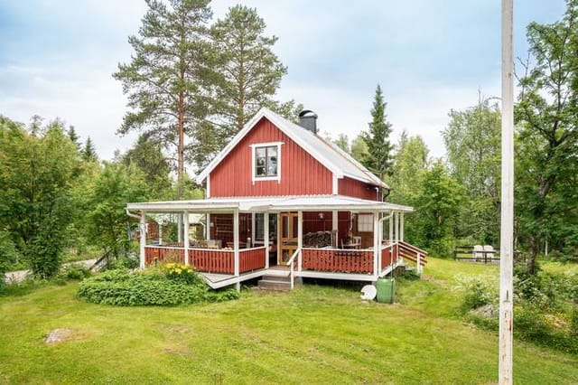 Exterior view of the country house and surrounding land