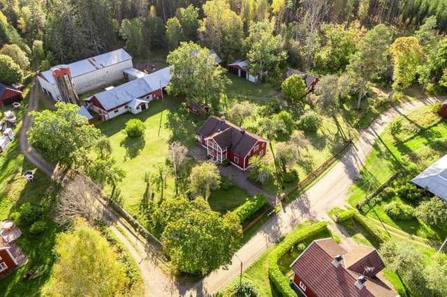 Front view of the main house and grounds