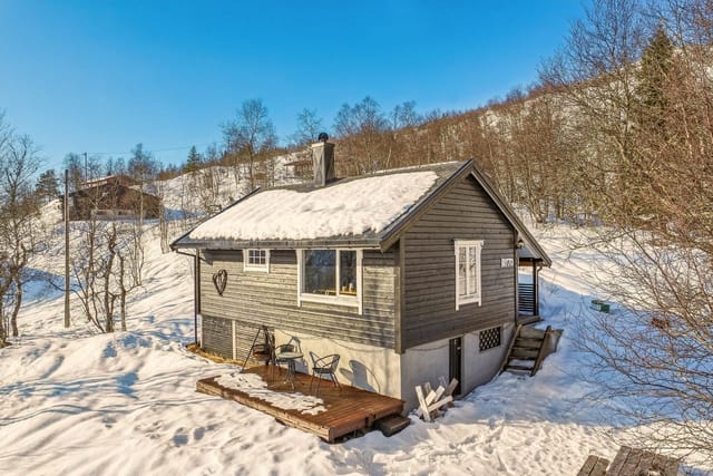 Front view of the upgraded cabin at Kvamskogen 671