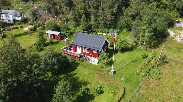 Front view of the cabin at Kvalvågdalen 41