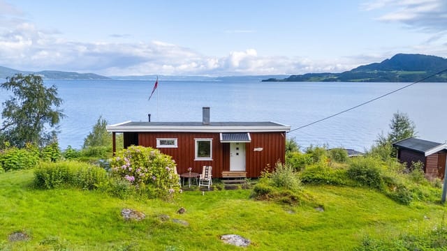 Cabin with 1.5 decares and fantastic location by the sea