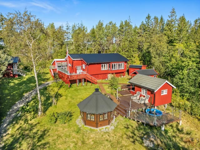 Welcome to Brassetveien 133 - Fantastic cabin with secluded location just meters from the seafront