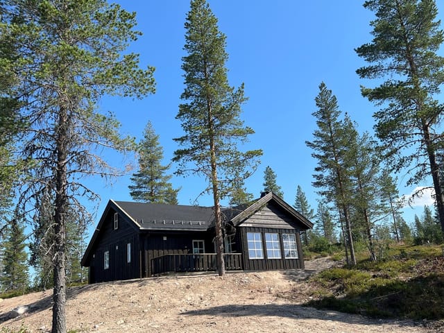 PrivatMegleren presents this spacious family cabin with three bedrooms and loft option at Lygna. Image is not of the actual cabin.