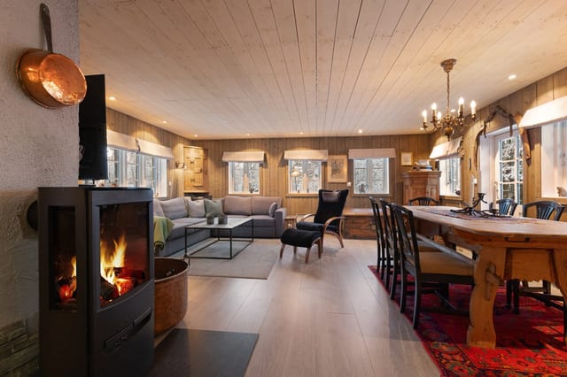 Welcome to Viflå 24! Real estate agent Marit Nystuen presents this property. Photo: Christine Stokkebryn