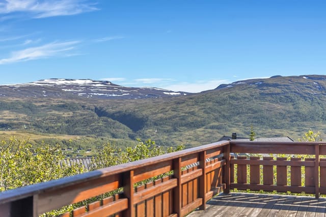 With its beautiful location, the cabin is ideal for outdoor enthusiasts seeking easy access to hiking trails, cross-country ski tracks, and alpine facilities.