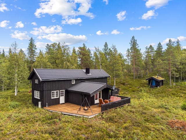 Welcome to Risvatnet-Småliin 43 - Well-maintained and beautiful leisure property with 3 buildings. Cabin, extended and renovated in 2006 with loft (35 sqm). Sauna (5 sqm). Outbuilding (13 sqm).