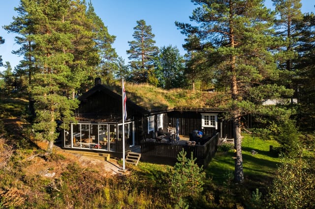 The cabin is situated in a sunny location, with great activity options both summer and winter. Beautiful cross-country trails and several lakes nearby.