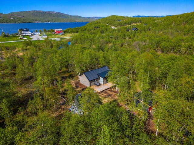 Advokatfirmaet Herstad AS presents Jarfjordveien 752 - a fully renovated holiday home a stone's throw from Karpelva!