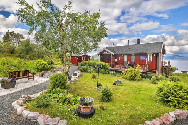 Spacious and well-maintained leisure property with attractive location just above the flood line.