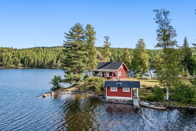 Welcome to Bæreiavegen 561, secluded on an island, accessible only by boat! Photo: Bjørn Sørheim/EFKT Norge AS