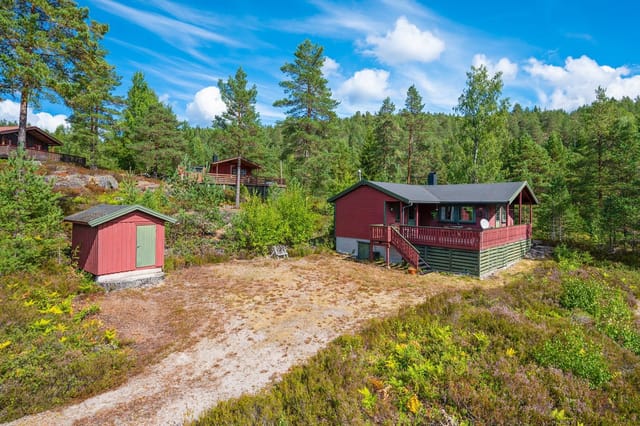 Welcome to Kilane 60! Beautiful cabin with detached storage, boat place, and views. Good parking on the plot.