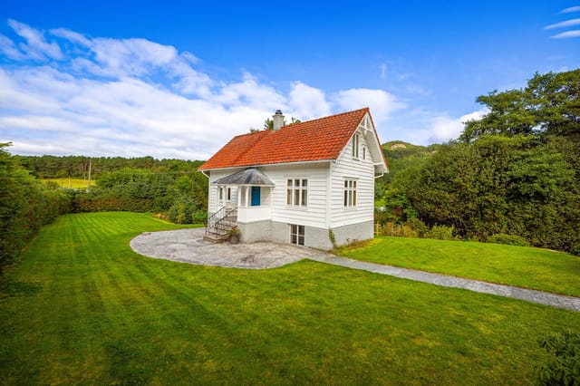 Welcome to Strandvikvegen 78 - a leisure property with a large garden and beautiful surroundings.