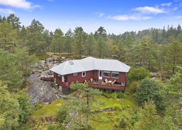 Eiendomsmegler 1 presents this inland cabin at Støleveien 412.