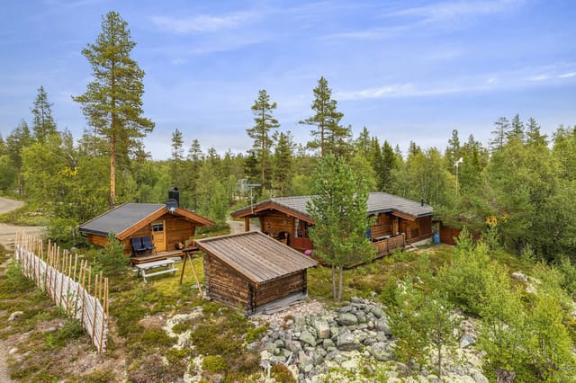 Cozy and sheltered cabin plot, well-suited for families. The cabin is handcrafted from Norwegian timber and exudes a wonderful atmosphere.