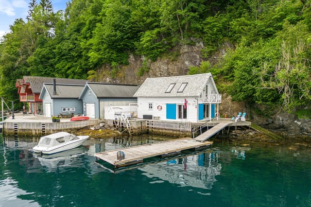 Charming fisherman's cabin with modern facilities and idyllic waterfront location