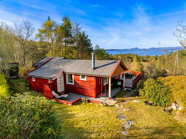 Welcome to Austre Sundvegen 612! Holiday home with early morning sun and outdoor areas with fantastic views.