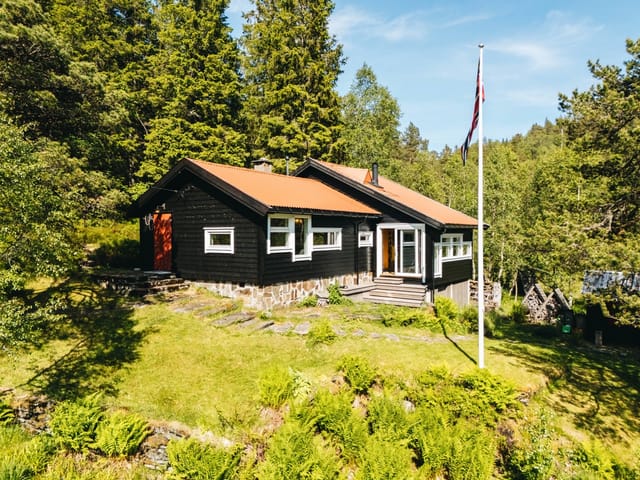Welcome to the fantastic Teigaberg 81! The cabin is beautifully situated, southwest-facing, with views towards Eikedalsvannet.