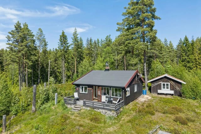 Welcome to Alderslystvegen 34 – a pleasant leisure property with traditional wooden construction and ample space for social gatherings.