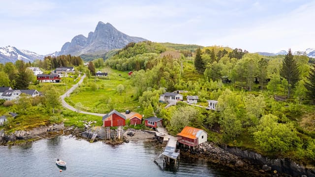 Welcome to Vollvikveien 23 with a fantastic seaside location