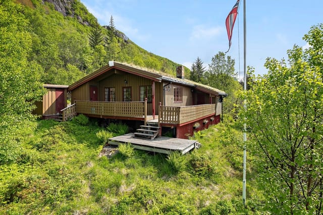 Welcome to Sørfjorden in Rødøy municipality - Sætervikveien 90. A cabin with half a boathouse.