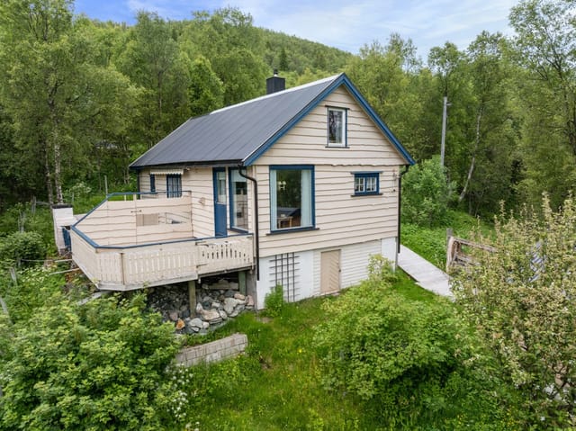 Cozy and idyllically located cabin at Mjelde, south on Kvaløya.