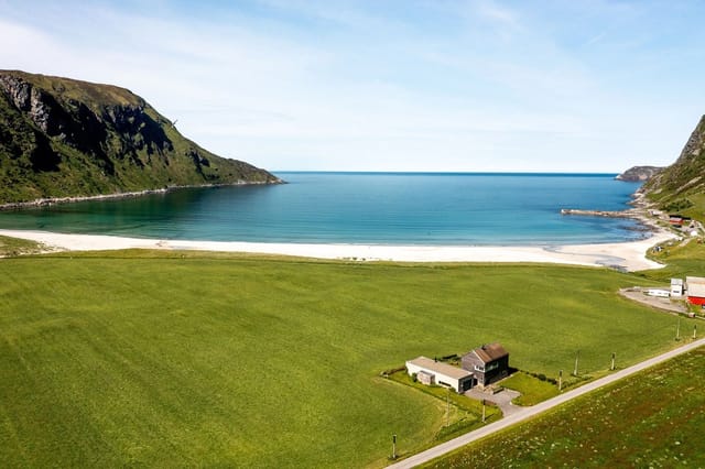 Exterior view of the cabin and surroundings